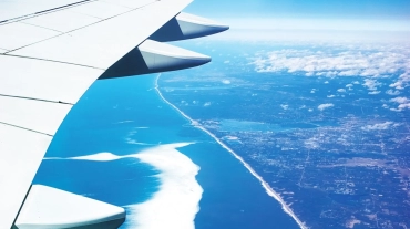 widok z okna samolotu na wybrzeże